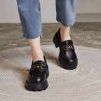 Mocassins noirs à talons épais portés avec un jean, vue de face