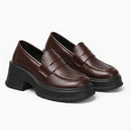 Paire de mocassins à talon plateforme coloris marron foncé sur fond uni