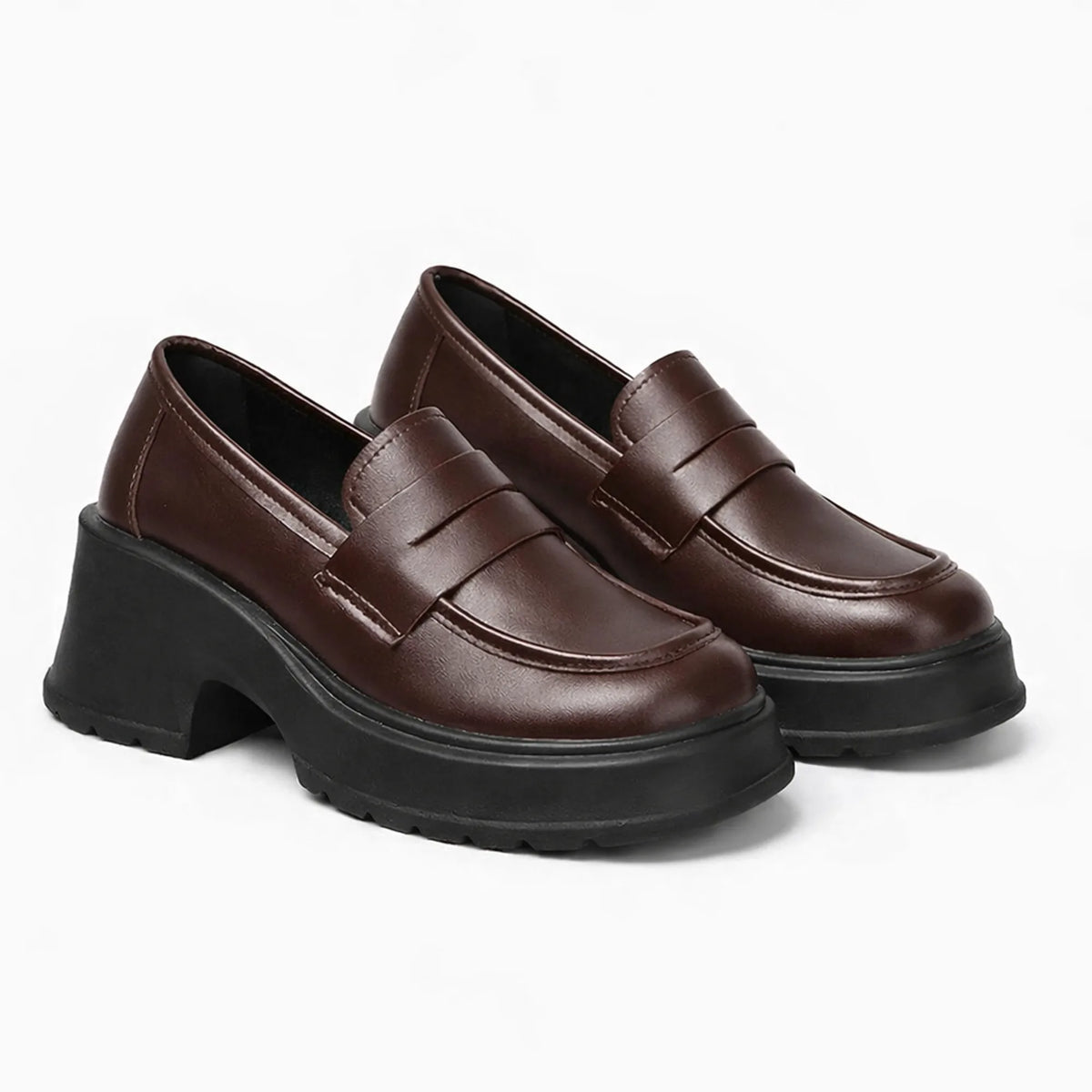 Paire de mocassins à talon plateforme coloris marron foncé sur fond uni
