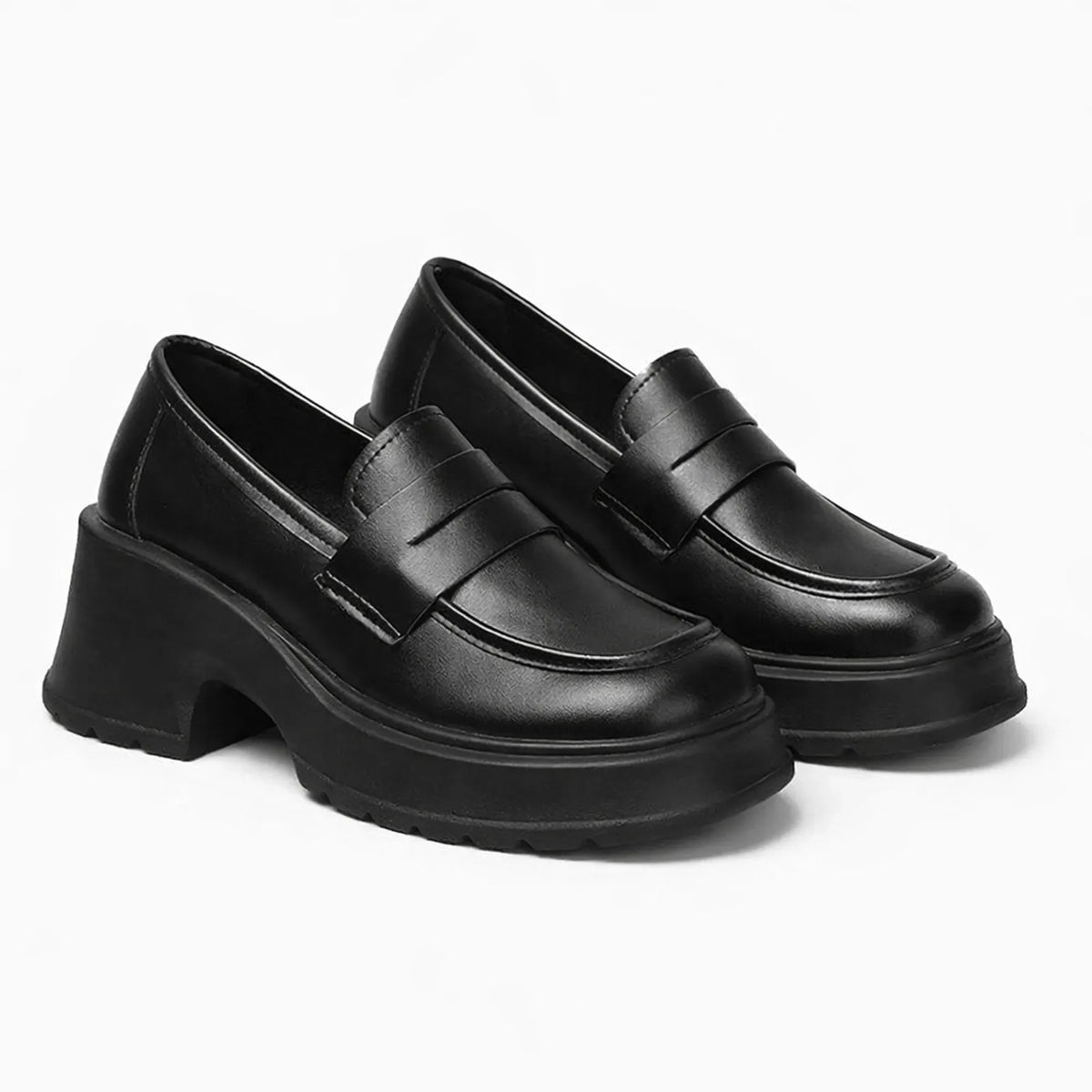 Mocassin talon plateforme femme noir posé sur fond uni clair