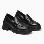 Mocassin talon plateforme femme noir posé sur fond uni clair