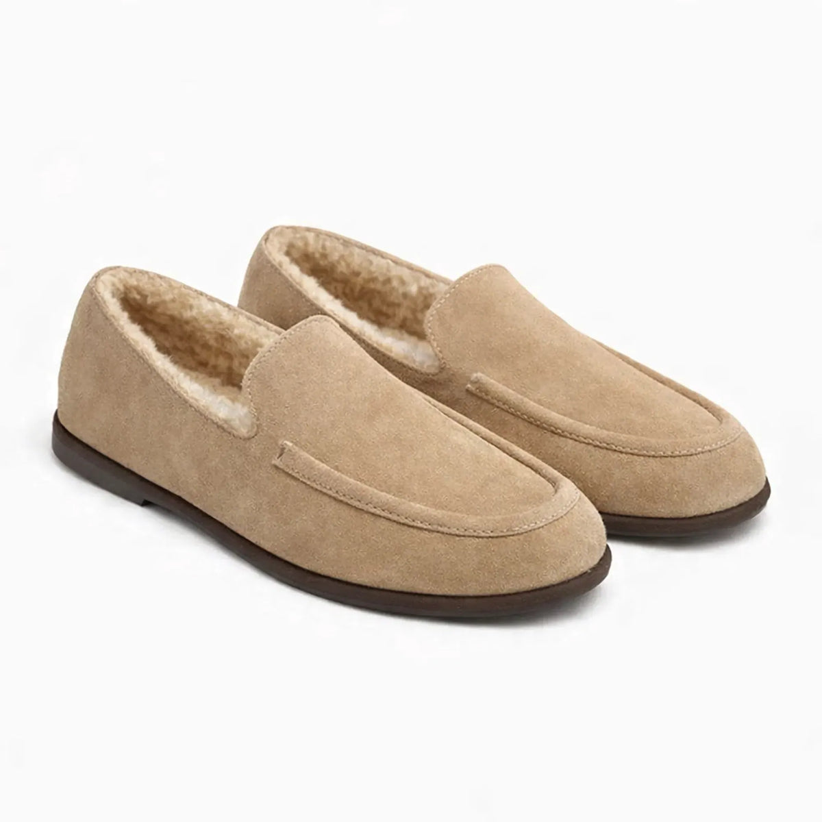 paire beige avec intérieur doublé crème posée sur fond uni blanc