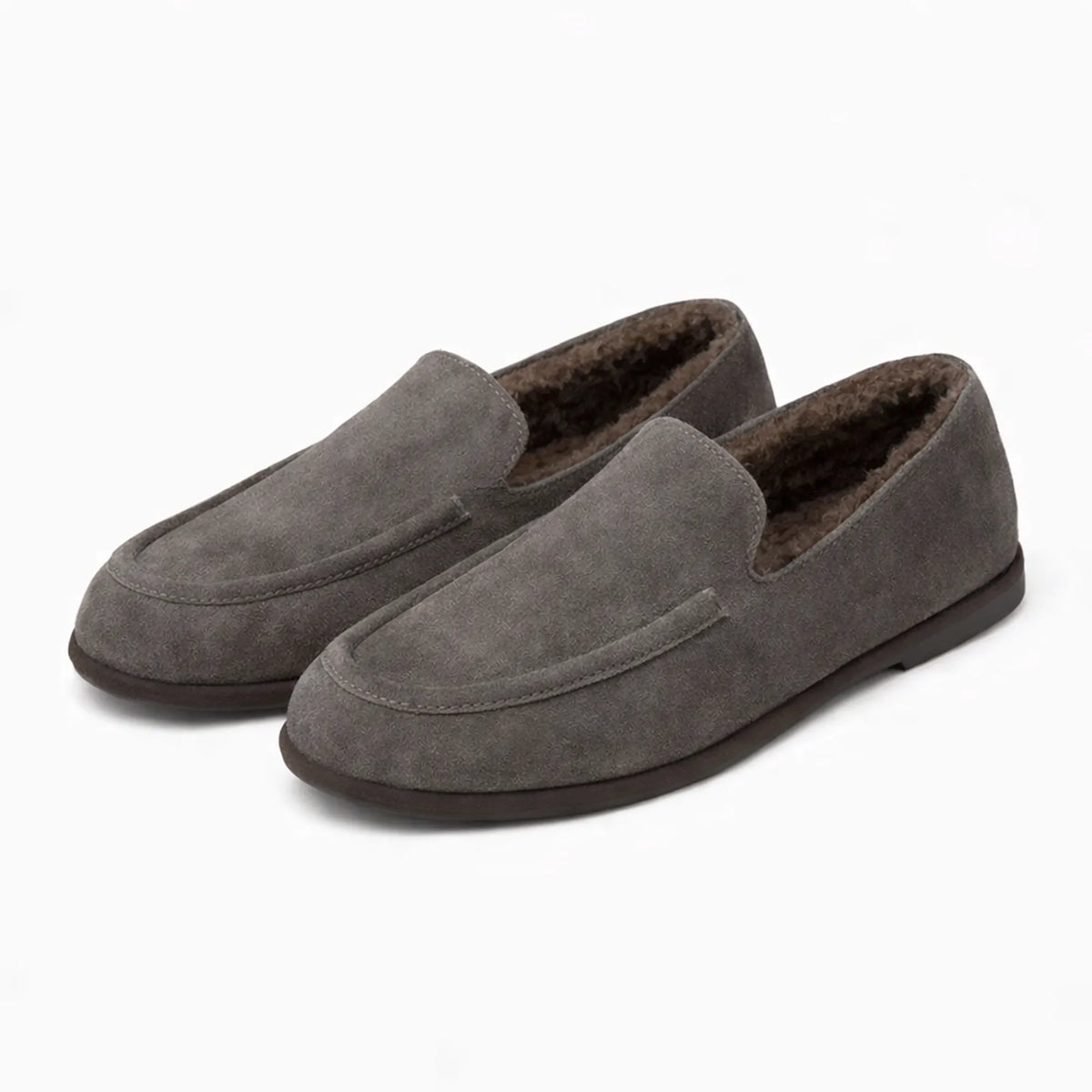paire de mocassins gris avec doublure chaude, présentée sur fond clair