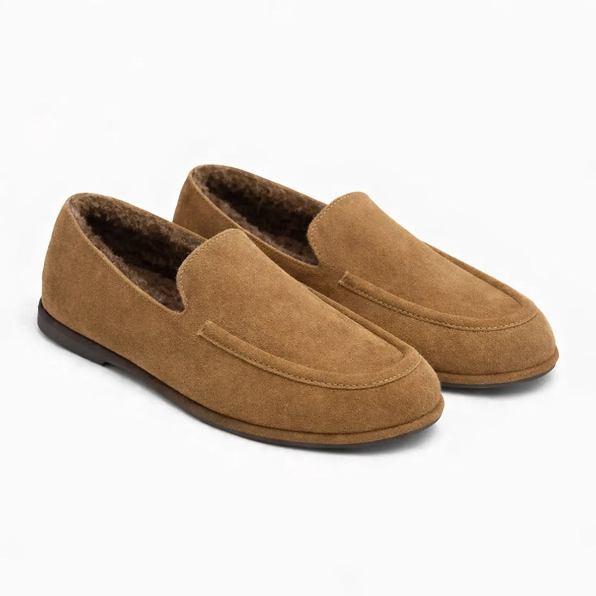 mocassins marron clair posés sur surface blanche, vus de trois quarts avant