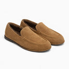 mocassins marron clair posés sur surface blanche, vus de trois quarts avant