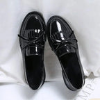 vue de dessus d’une paire de mocassins noirs avec nœud