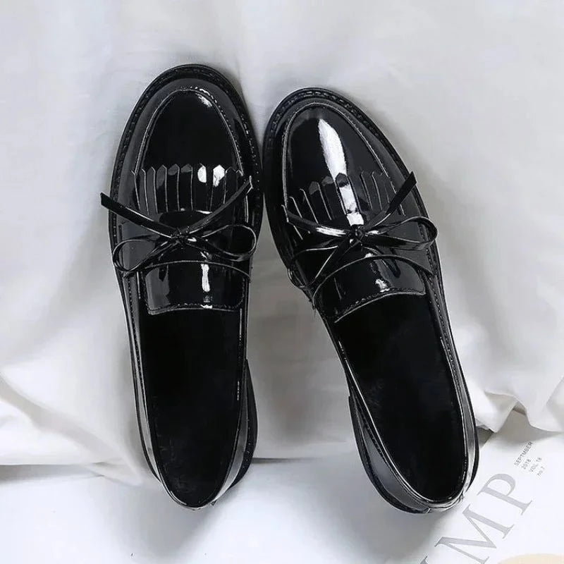 vue de dessus d’une paire de mocassins noirs avec nœud
