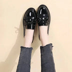mocassins noirs portés avec un pantalon jean brut