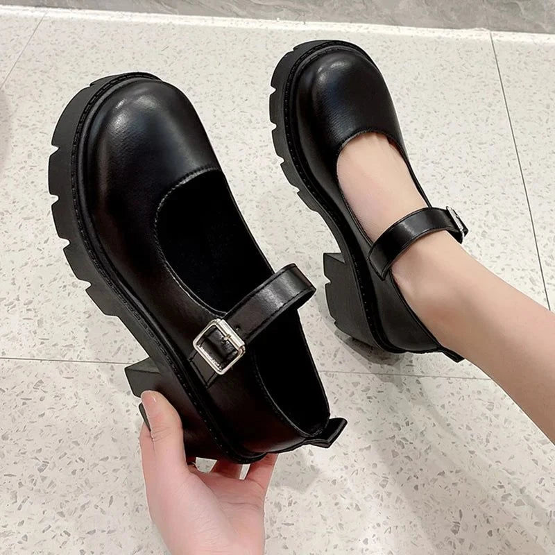 Vue rapprochée d’une chaussure portée et de l’autre tenue à la main