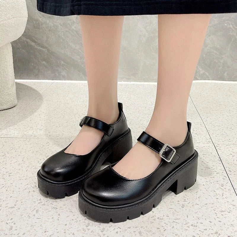 Chaussures noires à plateforme portées avec une jupe longue sombre