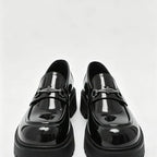 mocassins noirs vernis vus de face, montrant la brillance et la semelle épaisse