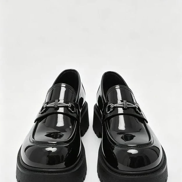 mocassins noirs vernis vus de face, montrant la brillance et la semelle épaisse