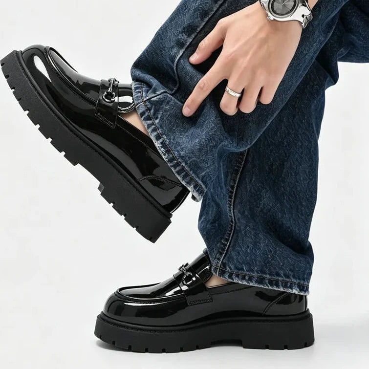 mocassins noirs vernis portés avec un jean large, vue de profil