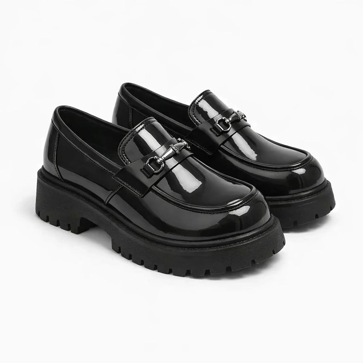 mocassin vernis noir homme à plateforme présenté de trois quarts sur fond uni