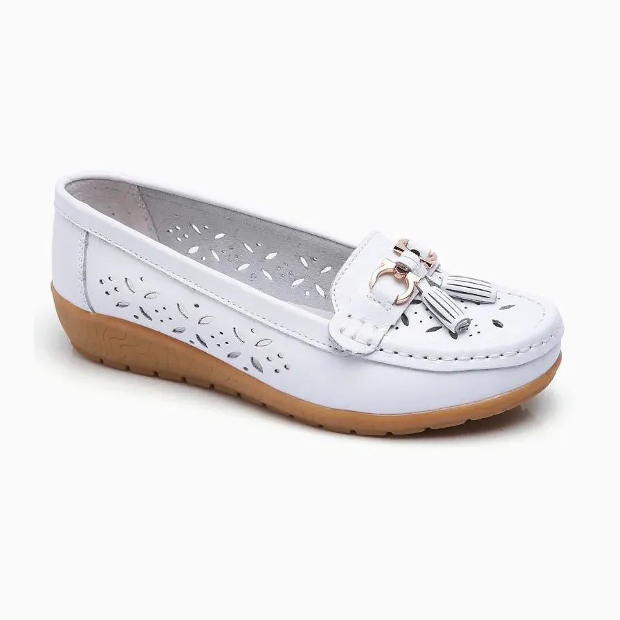 Chaussure en cuir blanc, motifs découpés sur les côtés, semelle beige