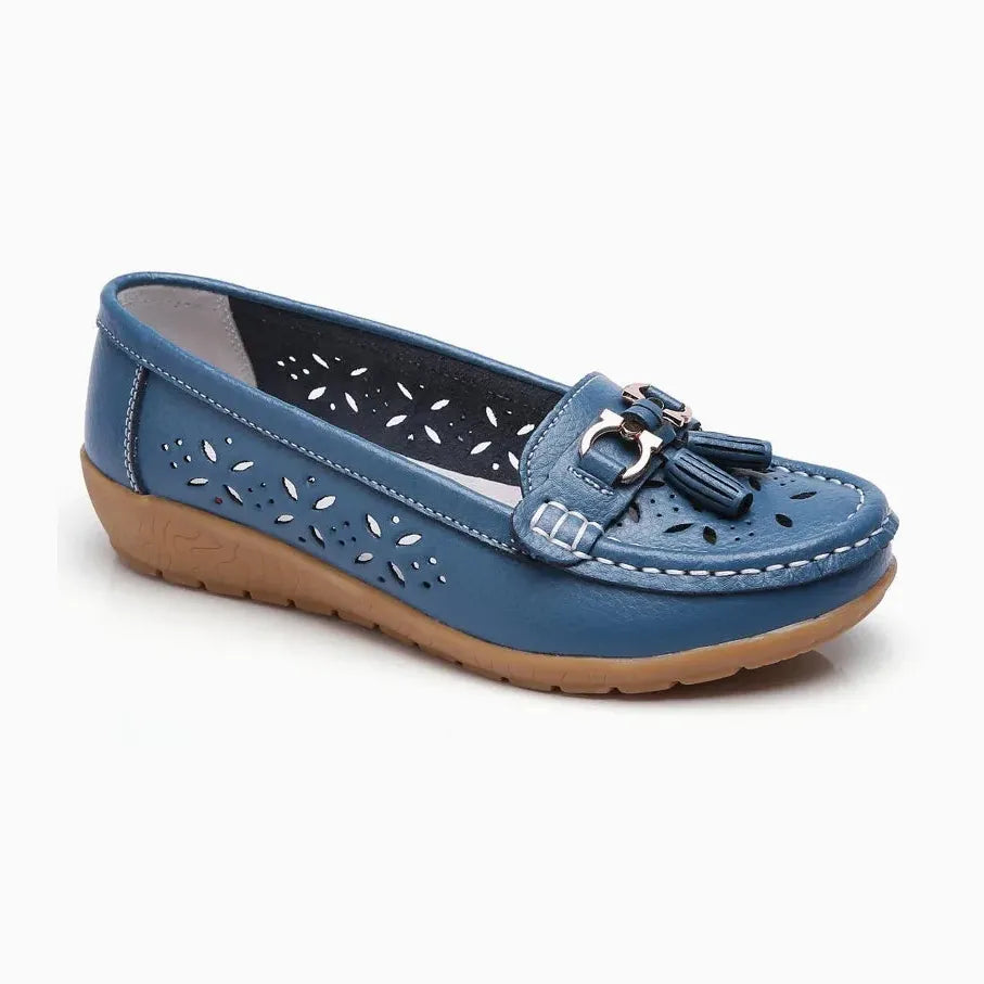 Mocassin en cuir bleu à découpe fleurie, semelle beige claire