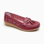 Mocassin en cuir bordeaux avec petits motifs ajourés sur le côté