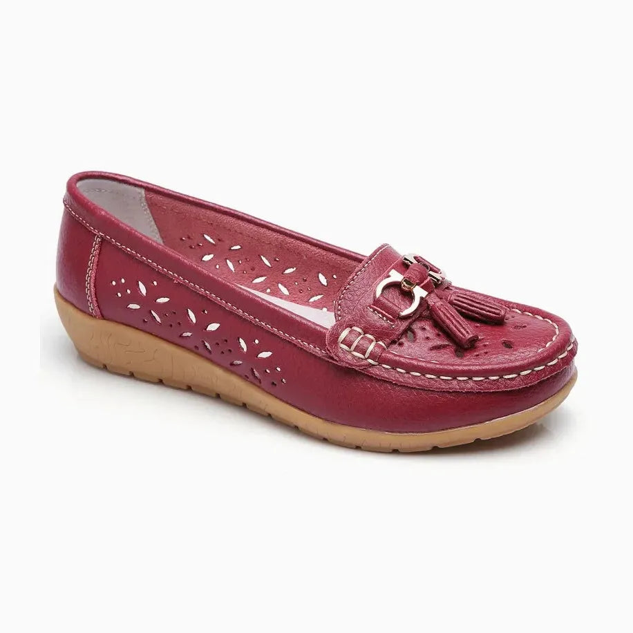 Mocassin en cuir bordeaux avec petits motifs ajourés sur le côté