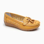 Mocassin en cuir jaune moutarde avec surpiqûres visibles et pampilles