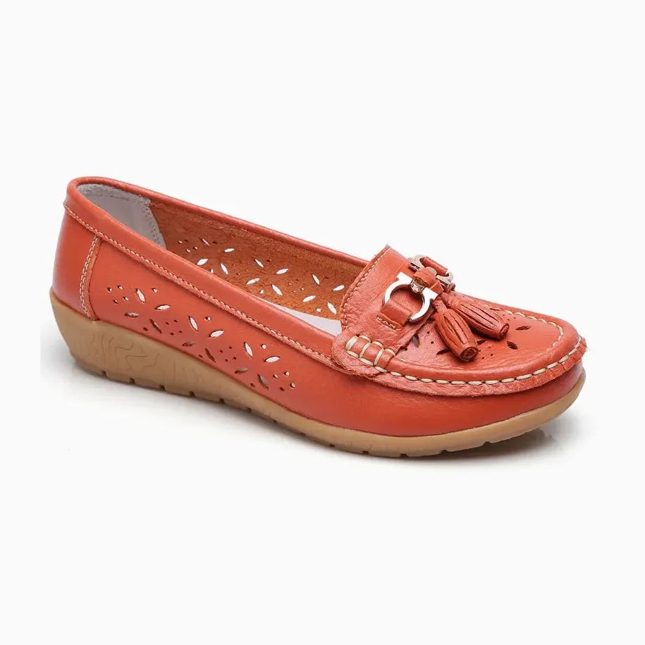 Mocassin en cuir orange présenté de profil sur fond uni