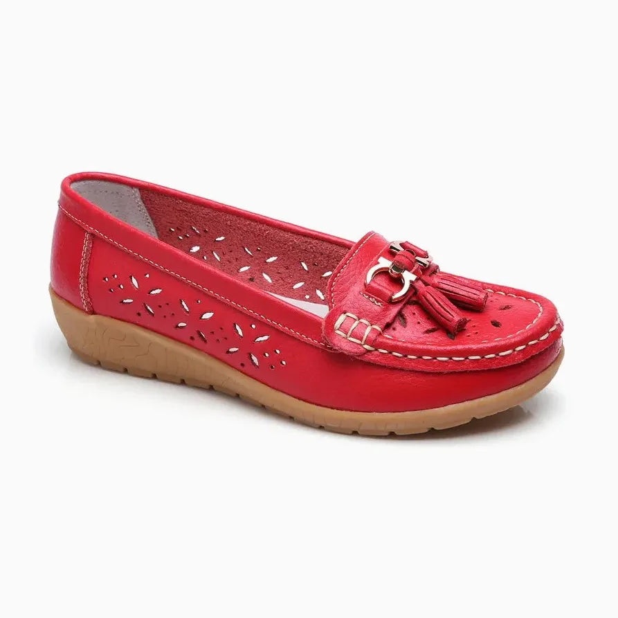 Mocassin en cuir rouge vif, détail ajouré floral et semelle contrastante