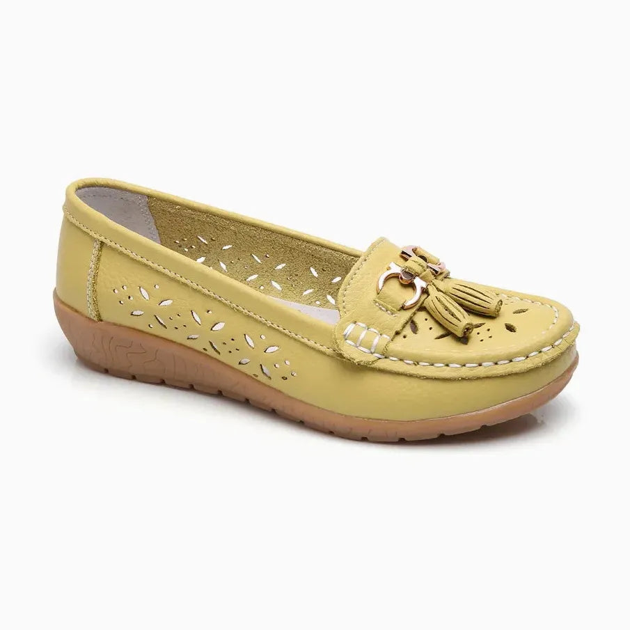 Mocassin en cuir vert anis, pampilles à l'avant et décoration métallique