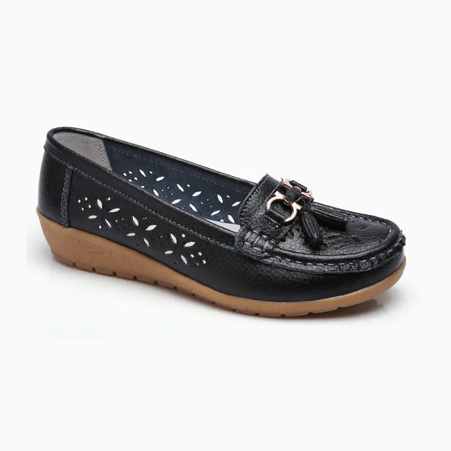 Mocassins ajourés femme en cuir noir avec semelle compensée sur fond uni