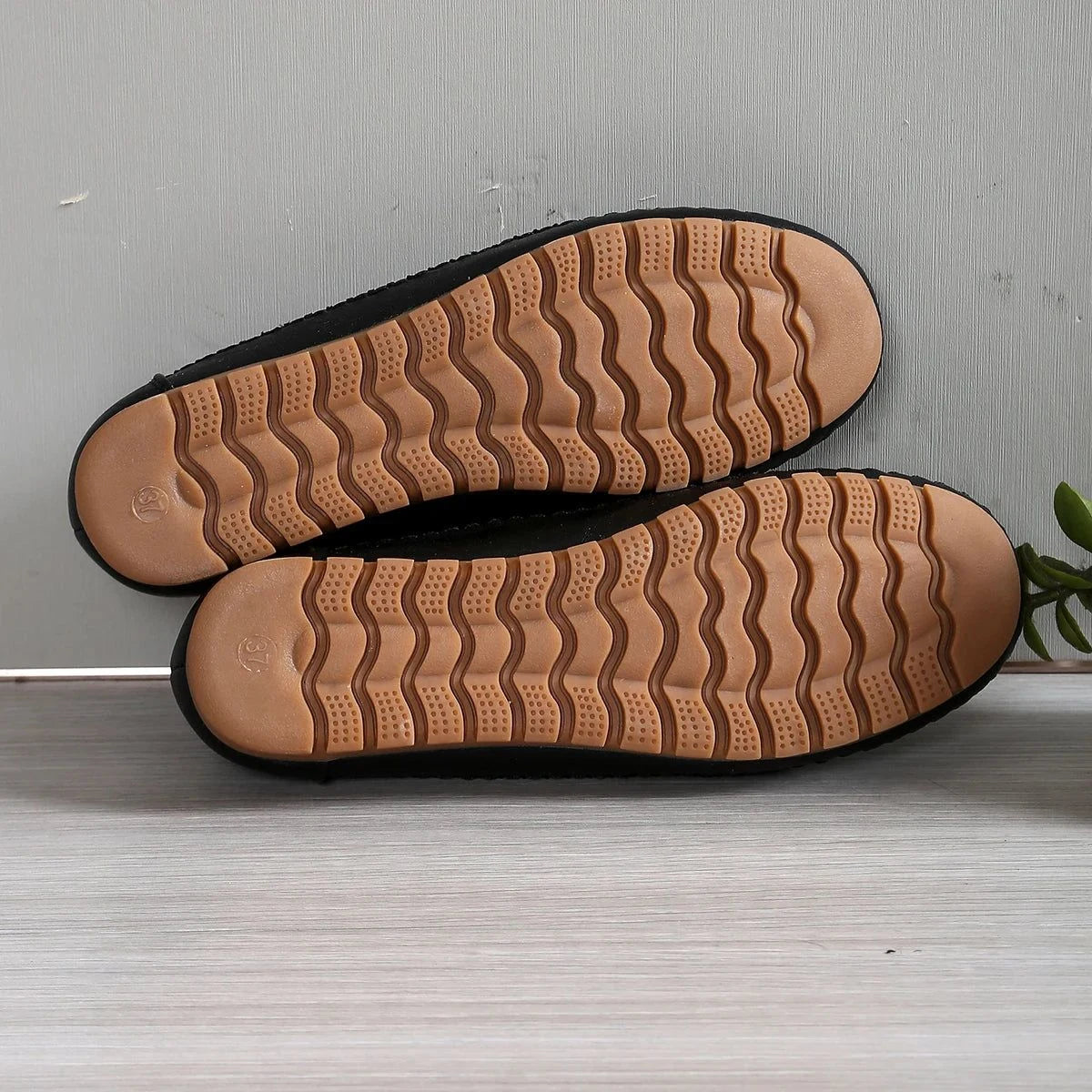 semelles ondulées des mocassins vues de dessous