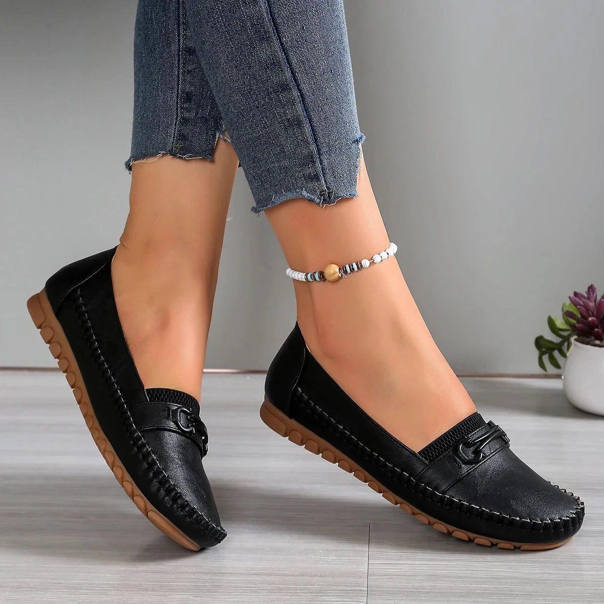 vue des mocassins noirs portés, pied légèrement relevé