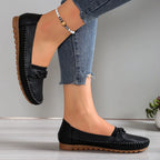 profil latéral des mocassins noirs portés avec un jean ajusté