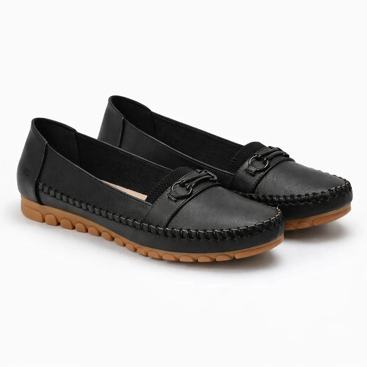 mocassins confortables femme noirs avec décoration chaîne sur fond uni