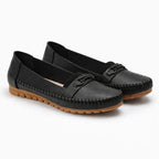 mocassins confortables femme noirs avec décoration chaîne sur fond uni