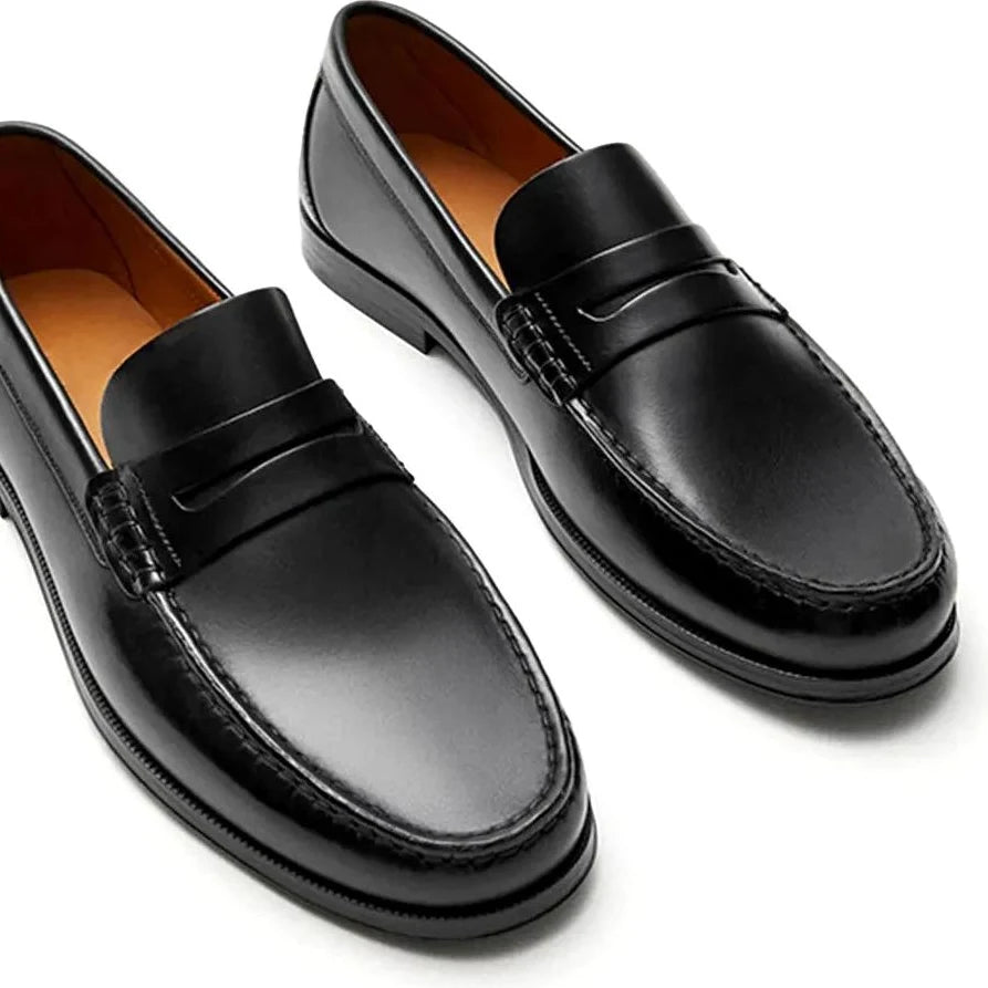 la paire de mocassins noirs en cuir vue en perspective avant