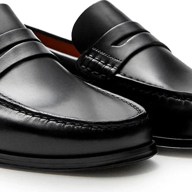 gros plan sur l’empeigne et les coutures du mocassin en cuir noir