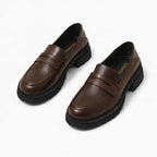Chaussures seules sur fond uni montrées sous tous les angles, coloris marron