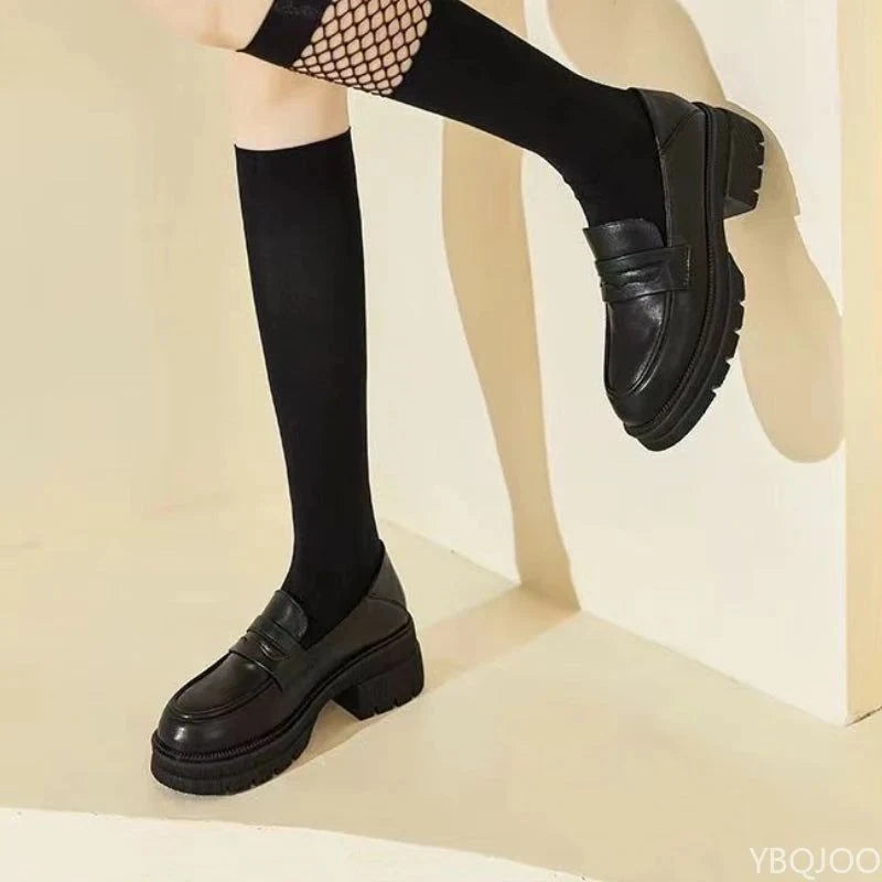 Paire noire aux pieds avec chaussettes hautes résille et fond neutre