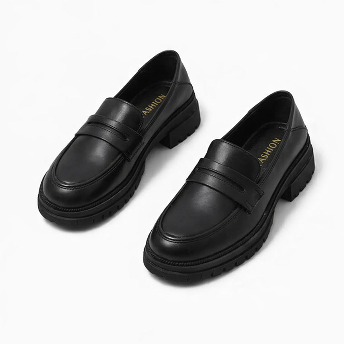 Penny loafers femme noires à semelle épaisse présentées sur fond blanc