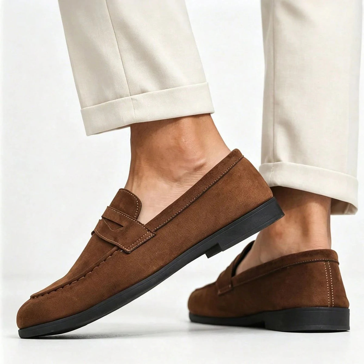 vue arrière de mocassins marron portés, pied relevé montrant la semelle
