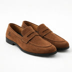 penny loafers homme marron posés sur fond clair avec la paire complète visible