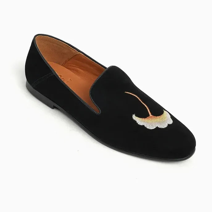 slippers femme en daim noir avec broderie florale vue de trois quarts