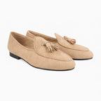 paire de slippers beige présentée seule sur fond uni