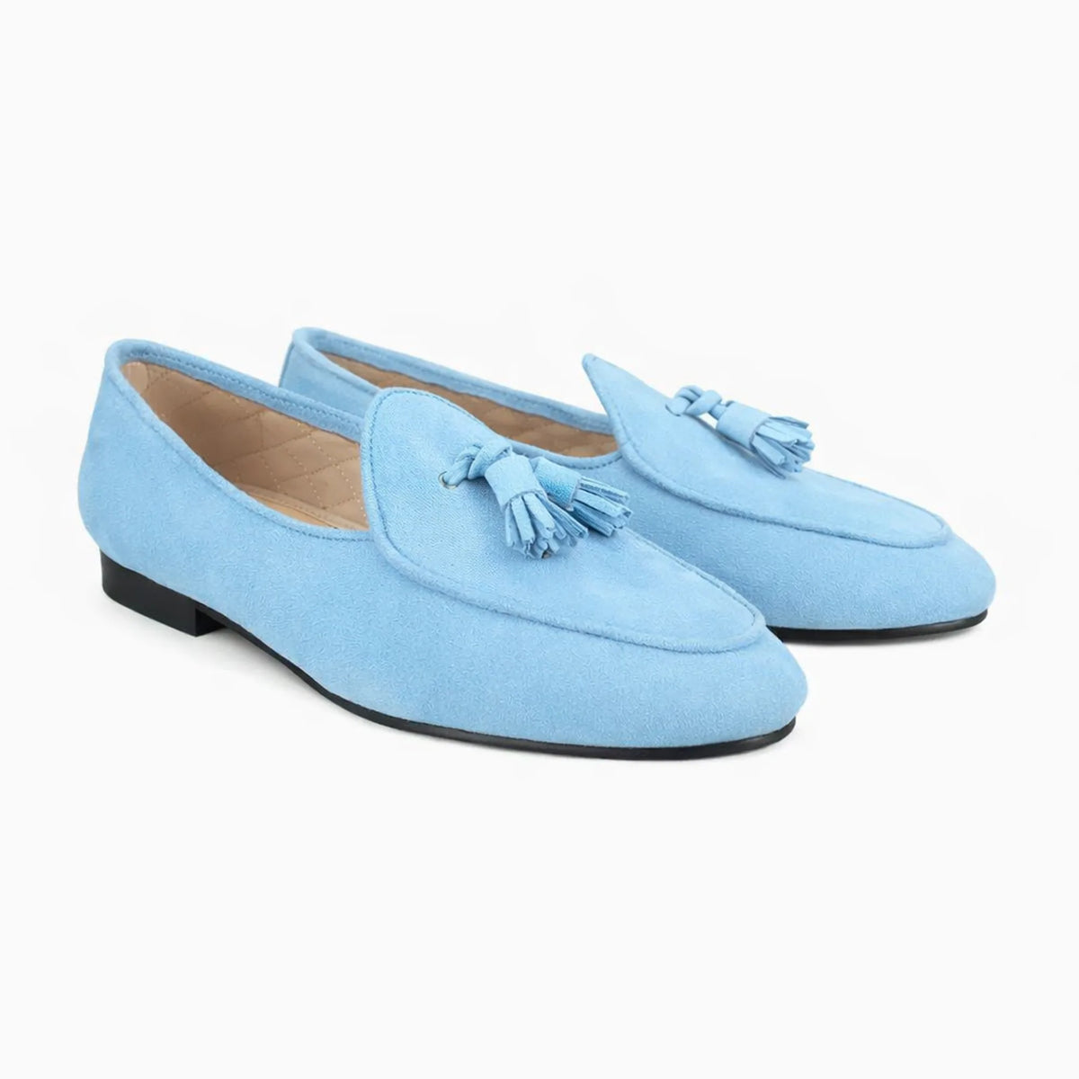 paire bleu ciel posée sur fond uni vue de trois quarts