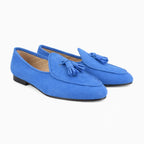 paire de slippers bleu vif vue trois quarts posée sur fond uni