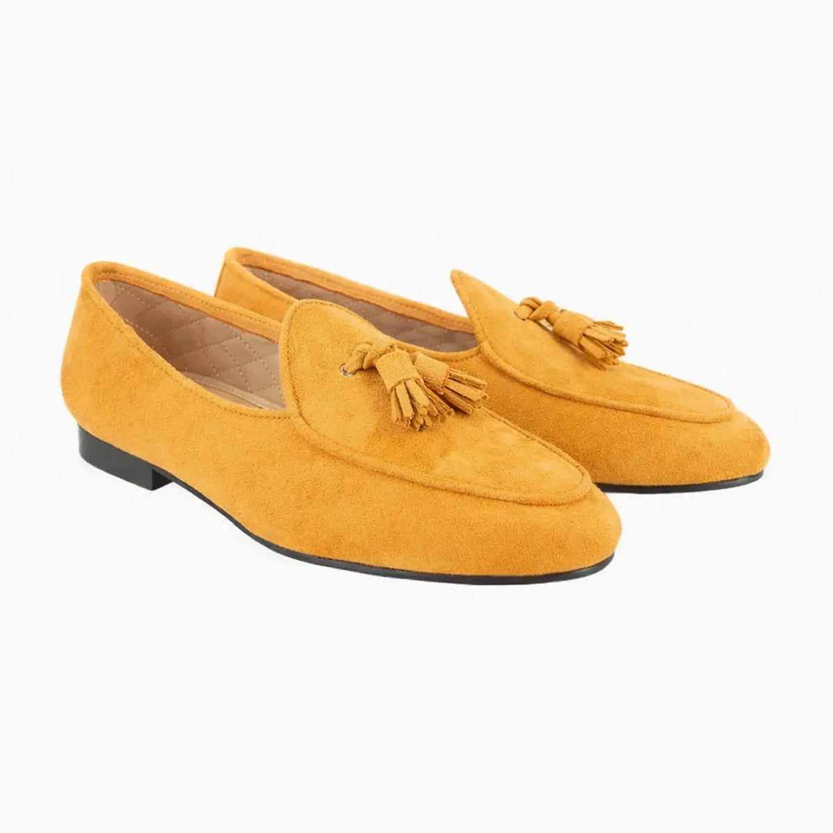 paire coloris jaune moutarde présentée seule vue de trois quarts sur fond uni