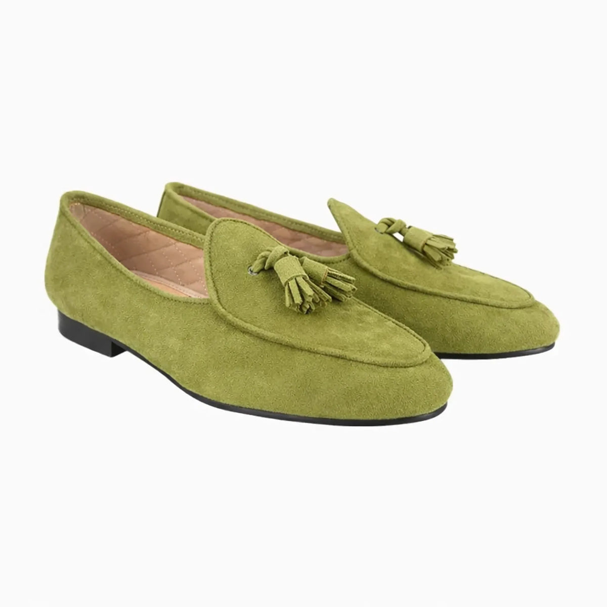 paire de slippers coloris vert olive présentée seule sur fond uni