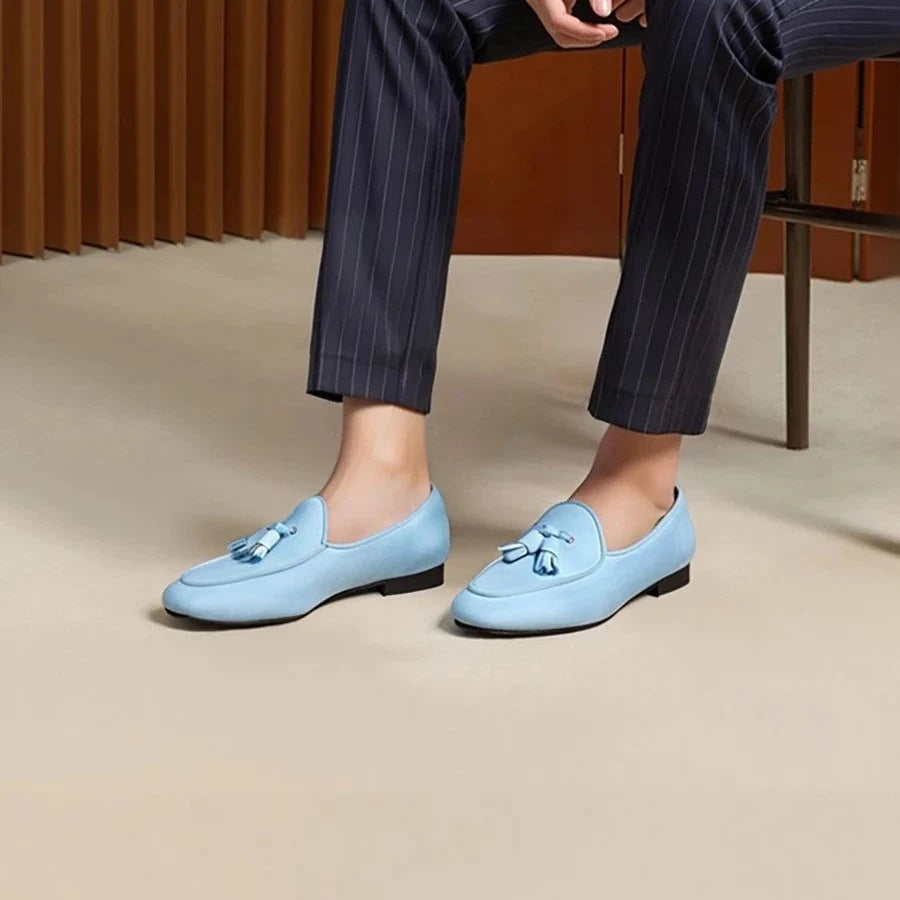 modèle bleu ciel porté avec un pantalon à rayures assis sur une chaise
