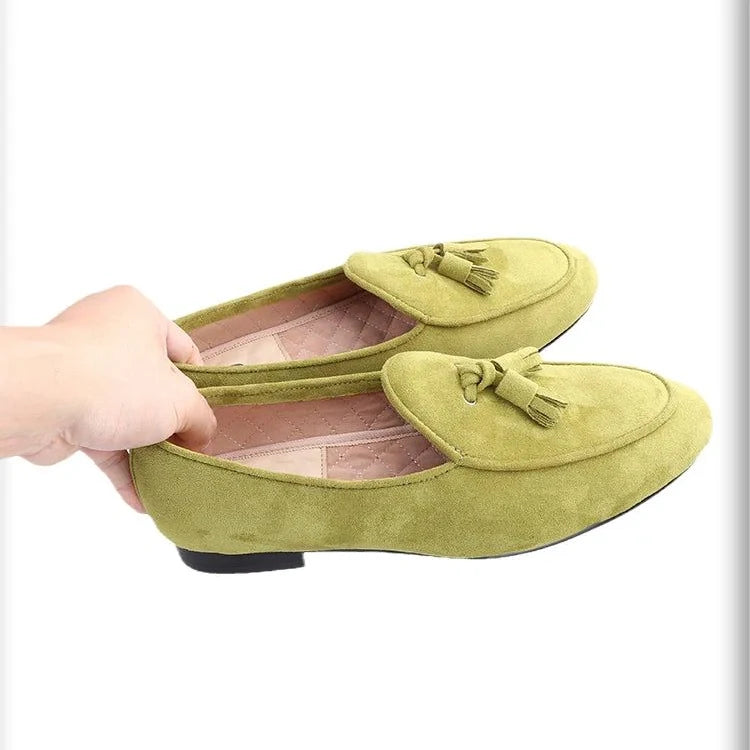 paire coloris vert olive tenue à la main sur fond clair