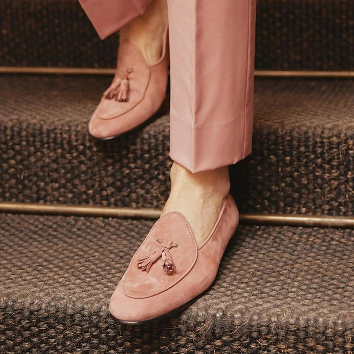 paire portée avec un pantalon rose sur des marches d'escalier