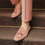 paire portée avec un pantalon rose sur des marches d'escalier