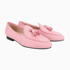 Slippers homme à pompons coloris rose, paire vue de trois quarts sur fond gris clair